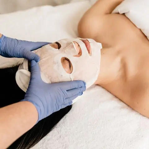 ماسک کربوکسی در حال استفاده روی صورت
